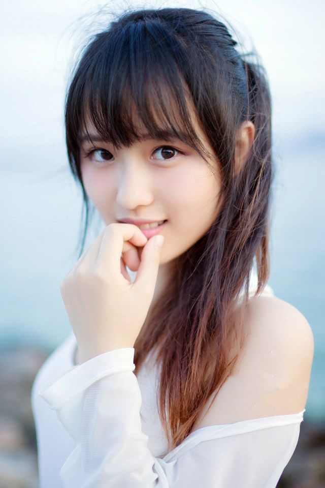 “没办法，若此时船队出行，难保江东水军不会伺机而动，如今我军的粮草，可经不起折腾。”诸葛亮闻言，也不禁苦笑一声，周瑜一死，那柴桑大营的江东水军最近可没少找麻烦，虽然大仗没有，但江夏、江陵的舟船，莫说官方的战舰，便是普通百姓的船只只要稍微靠近都可能遭到攻击或者掳掠。